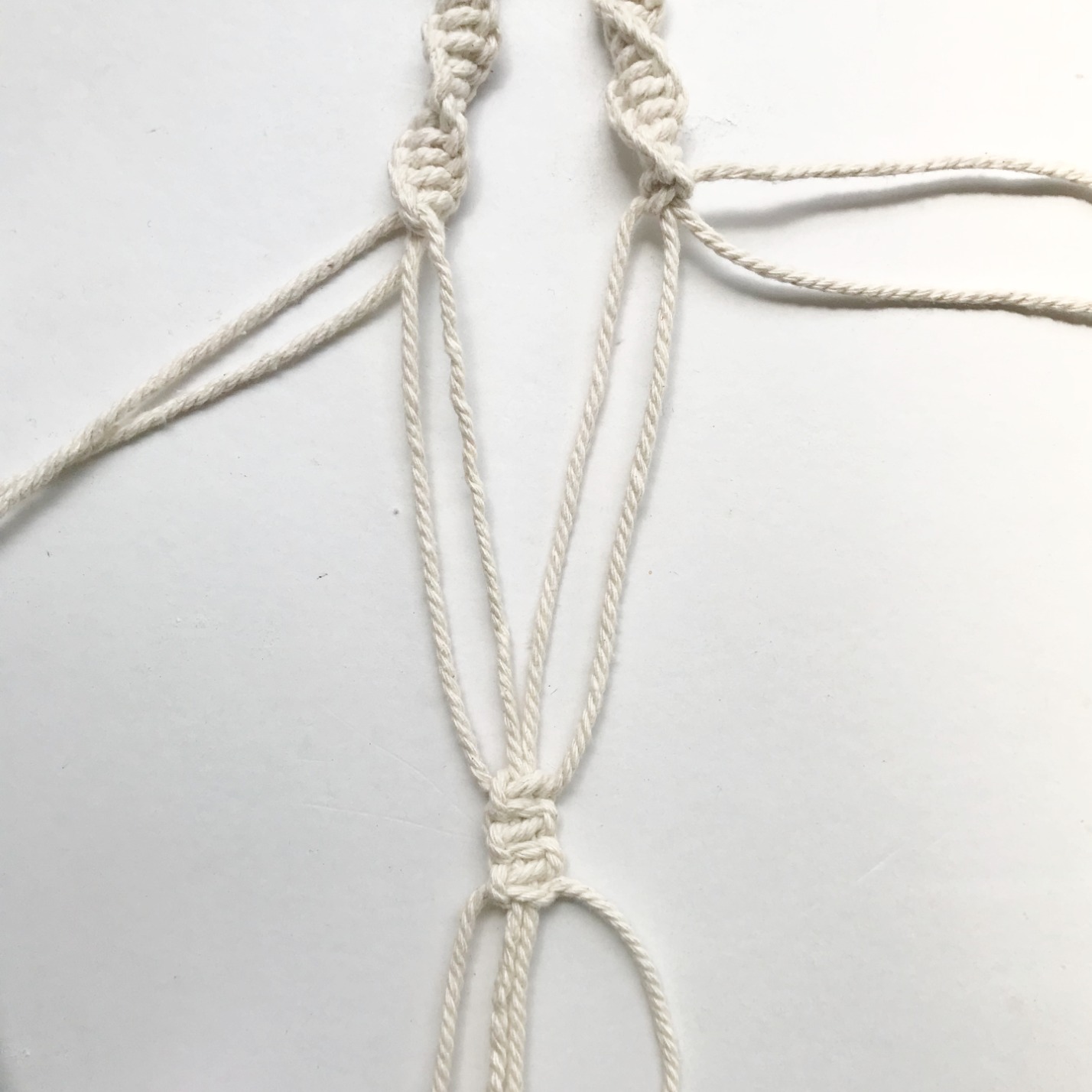 Macrame for Halloween: Pumping holder