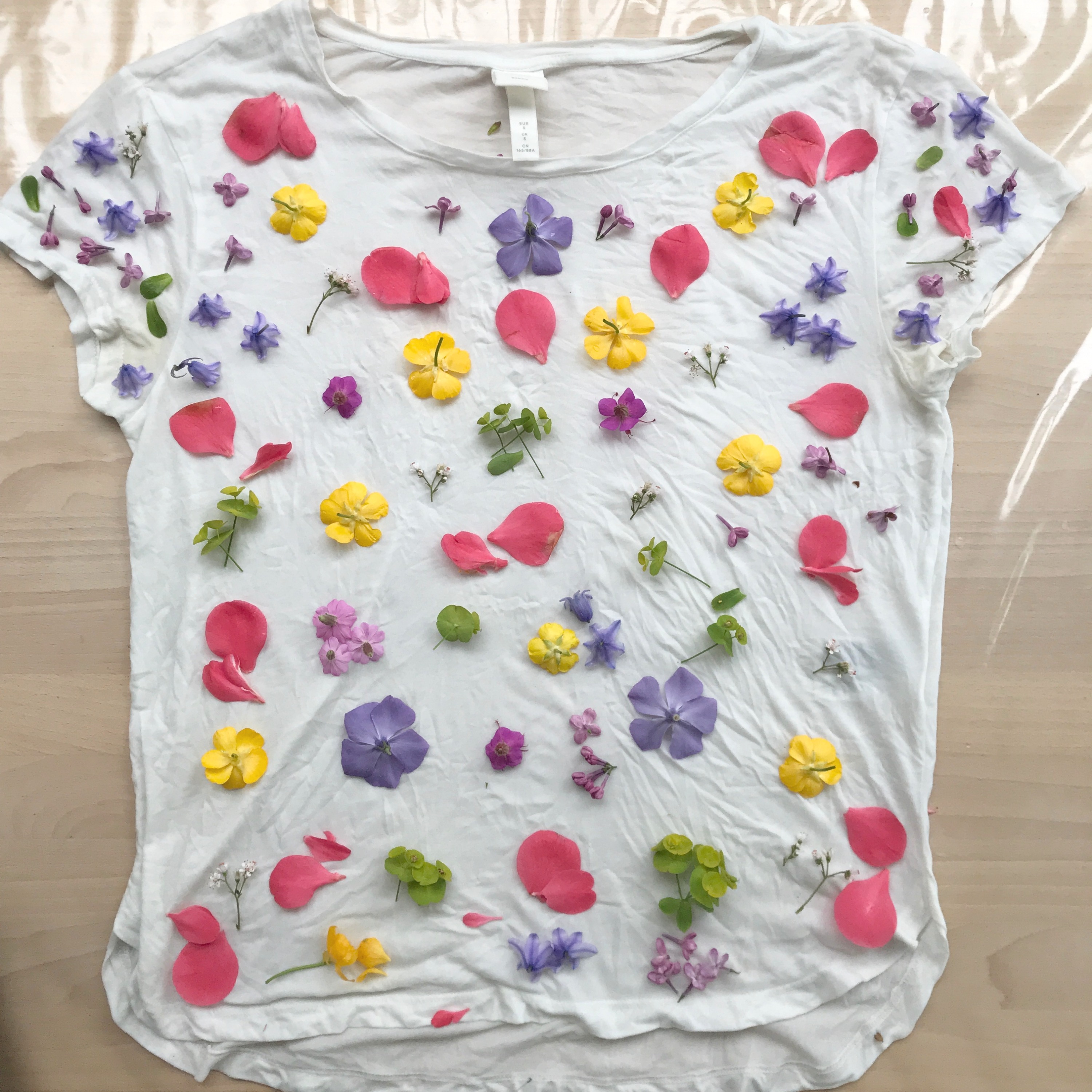 Bundle dyeing with flowers