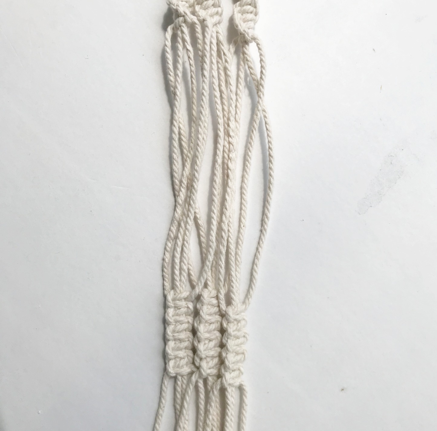 Macrame for Halloween: Pumping holder