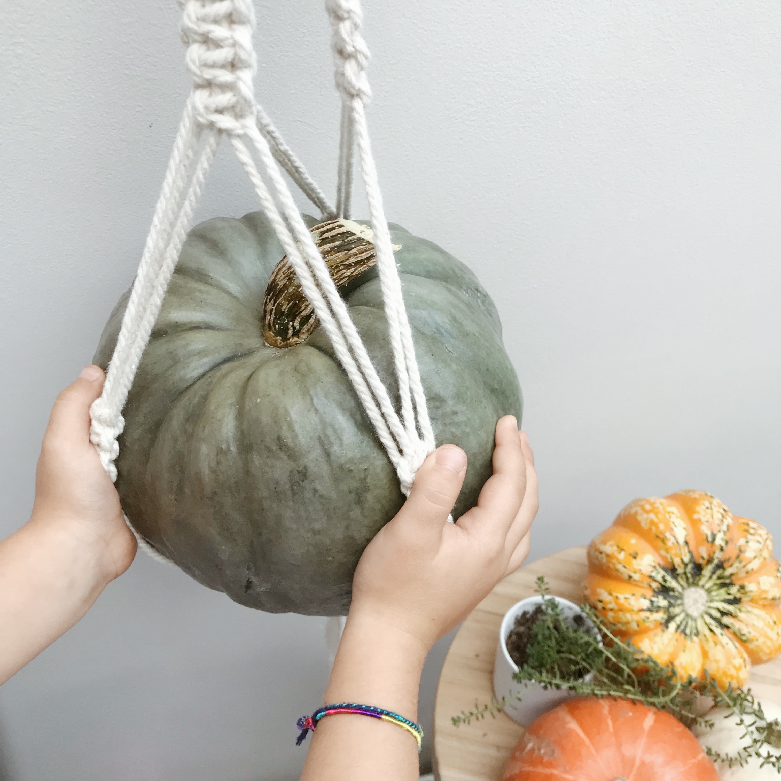 Macrame for Halloween: Pumping holder