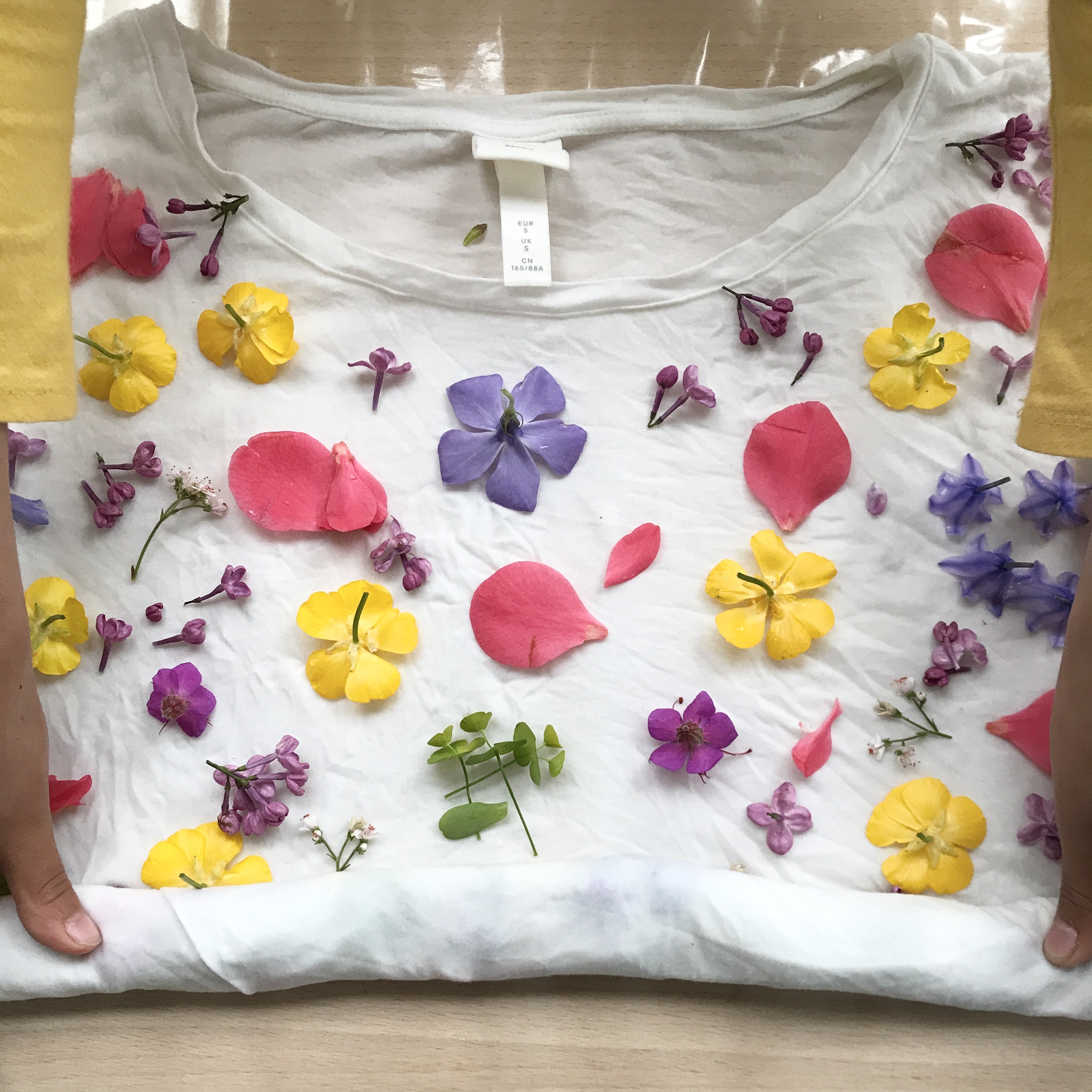 Bundle dyeing with flowers