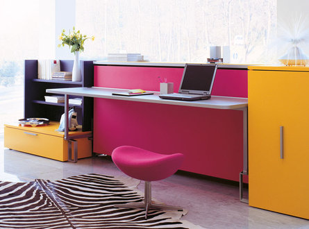 Desk kirjahyllystä
