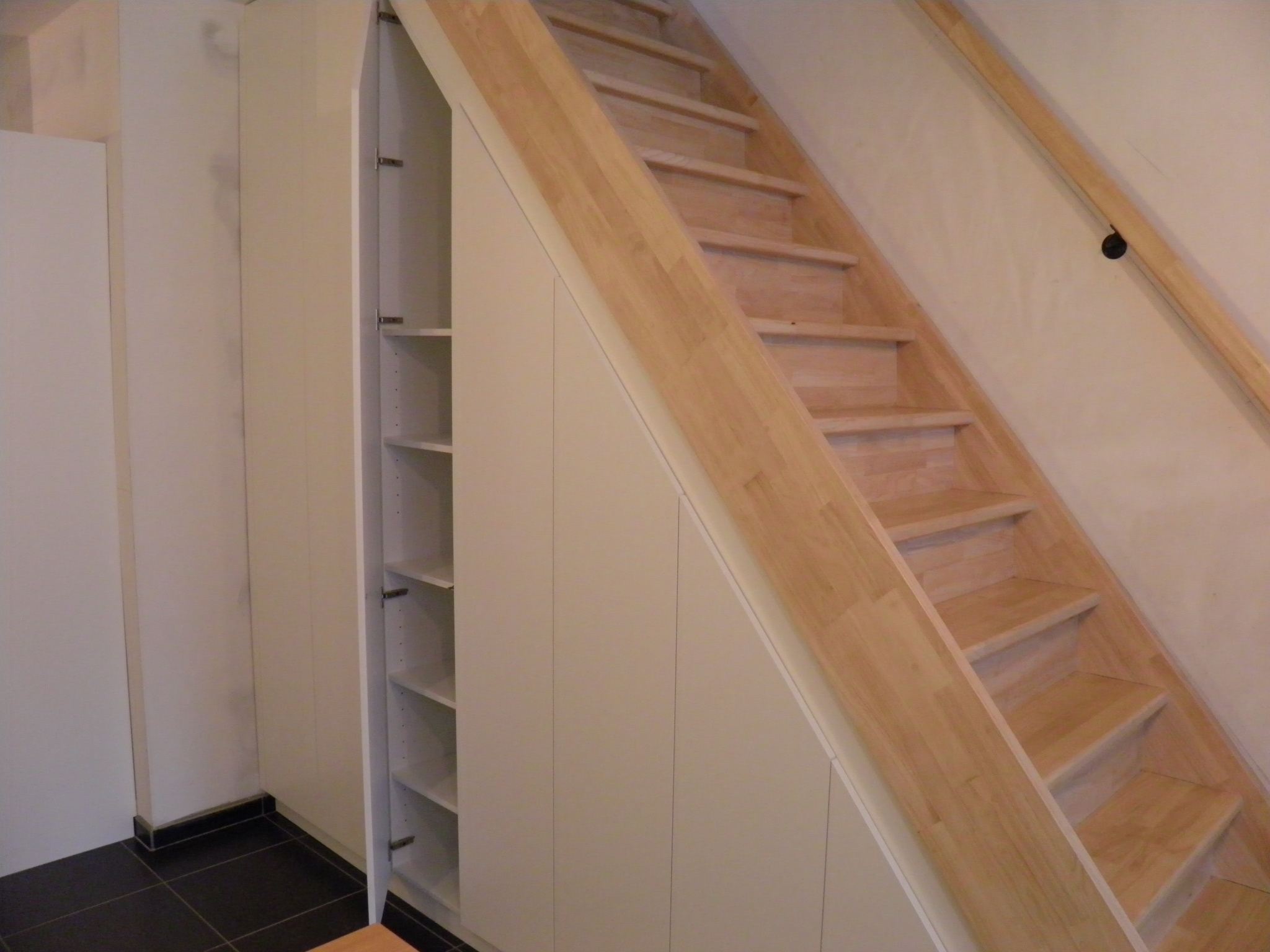 Kast voor onder de trap: schrijnwerkerij berg andere maatkasten ...