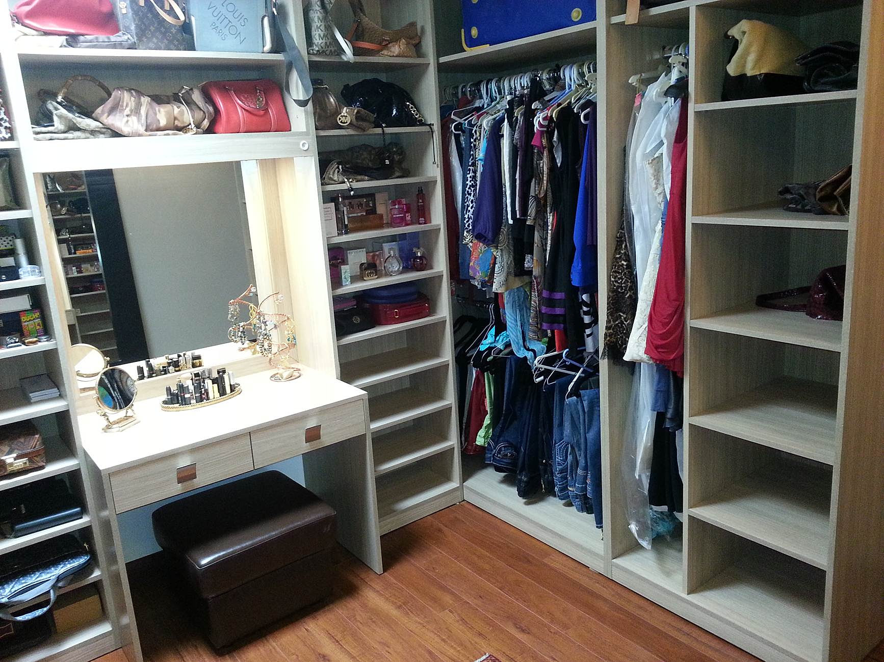 área para colgar vestidos y repisas movibles para la peinadora se área para colgar vestidos y repisas movibles para la peinadora se