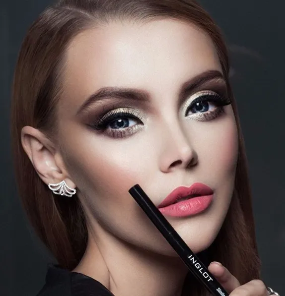 Resultado de imagen de maquillaje de ojos con pestañas postizas