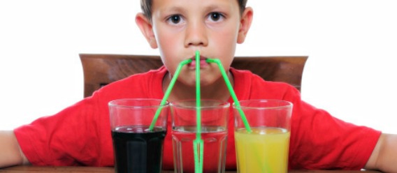Resultado de imagen de niÃ±os bebiendo bebidas azucaradas