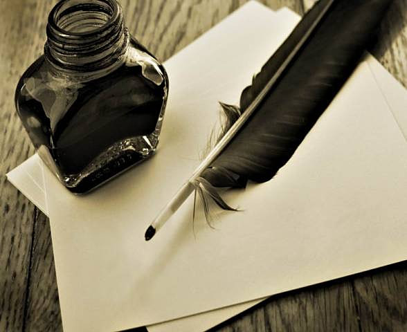 Con plumas o plumillas que son más adecuadas para dibujo o caligrafía