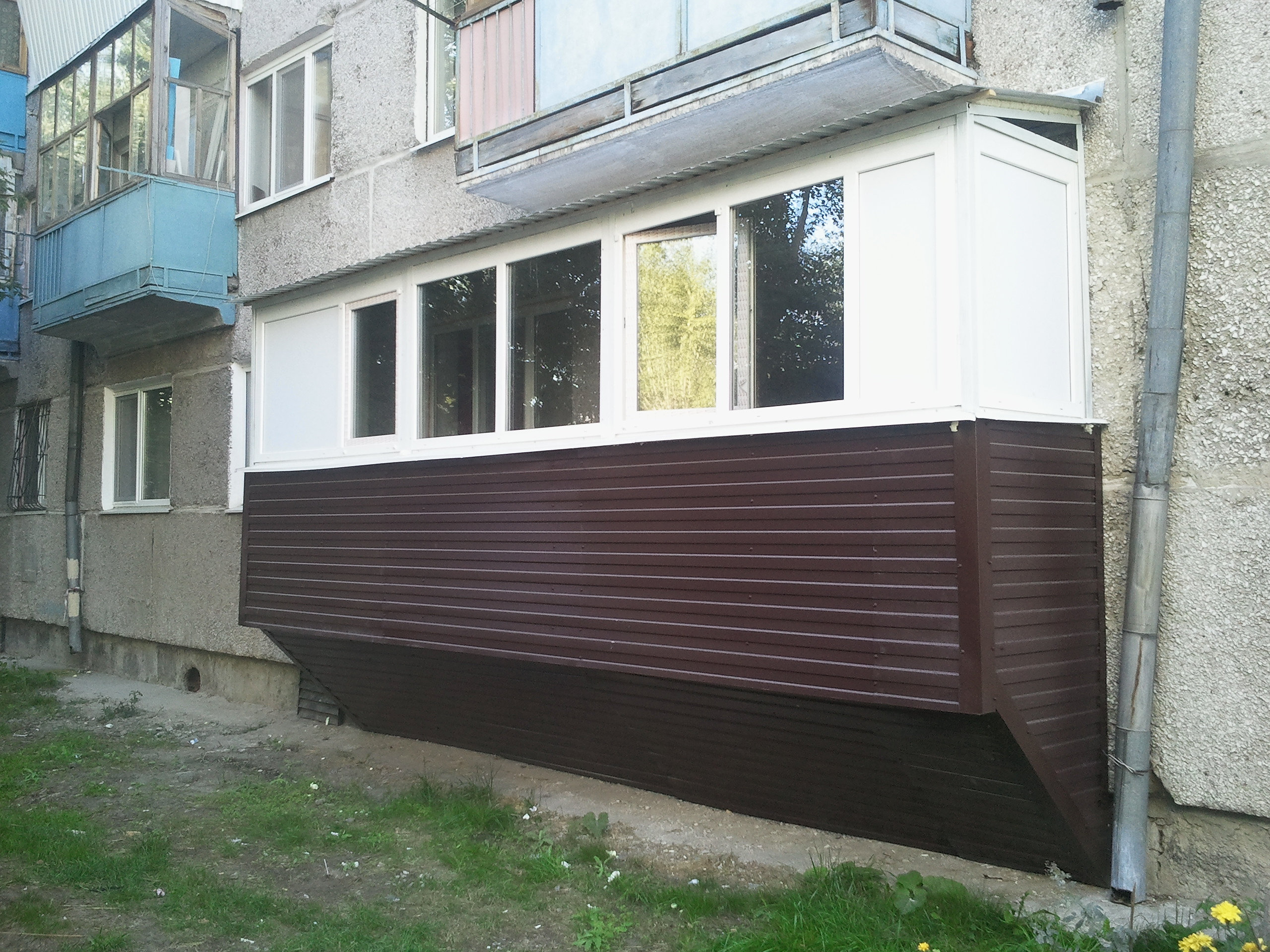 Балкон обшитый профнастилом первый этаж
