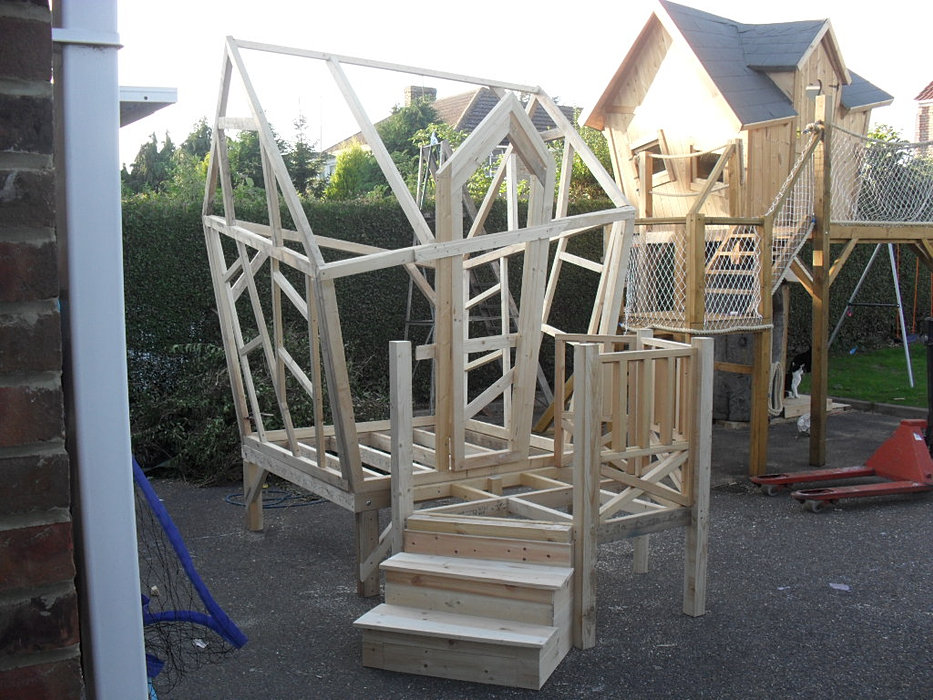  together with Crooked House Playset. on crooked tree house plans