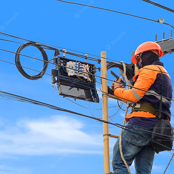 tecnico-que-usa-telefono-inteligente-mientras-instala-sistema-internet-fibra-optica-poste-