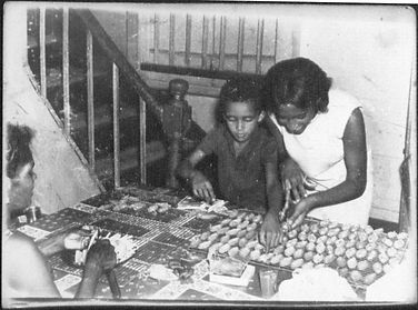 Renée cuisinant des petits-fours avec ses enfants en Guadeloupe