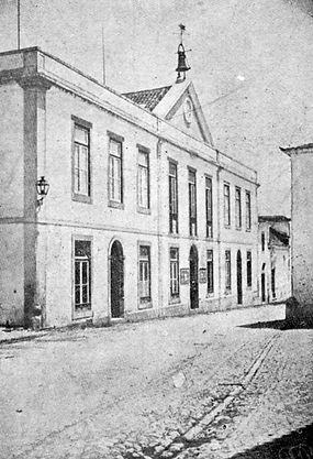 Antigo edifício da Câmara Municipal de Rio Maior. Largo da República, Anos 10. Reprodução de: Duarte, Fernando, História de Rio Maior. Rio Maior: Edição do autor, 1979, pág. 25.