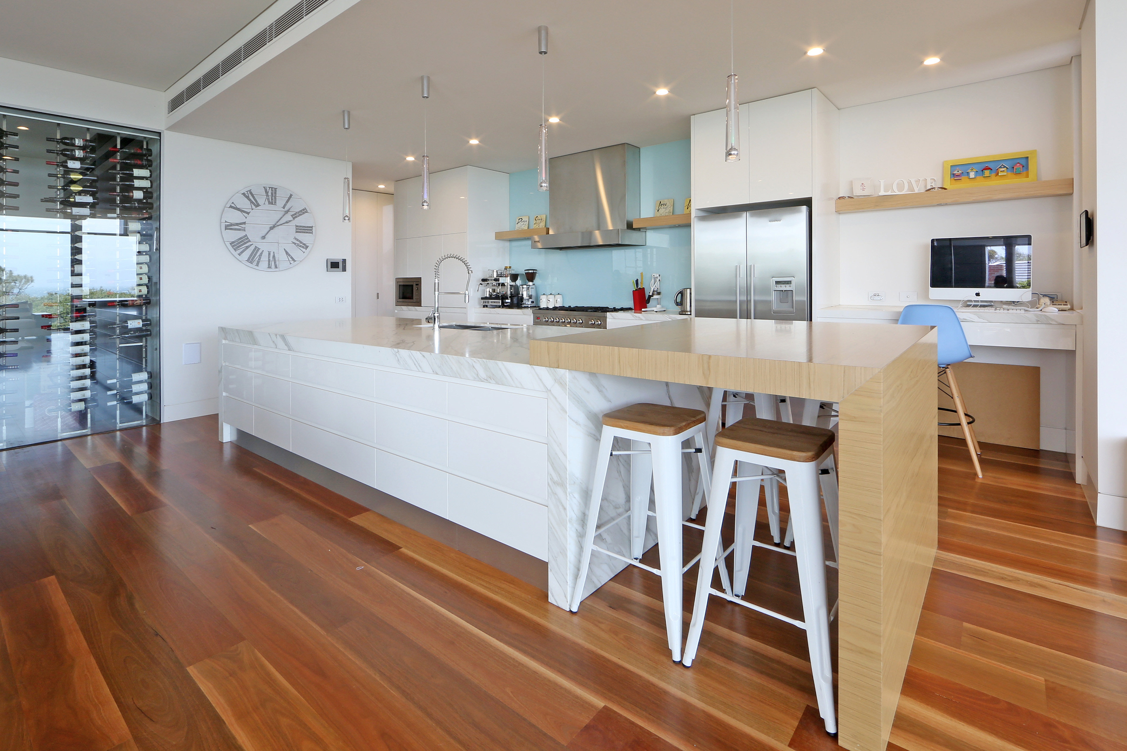 Bench Shelves2pac Dulux Natural White Glossstarfire Splashback