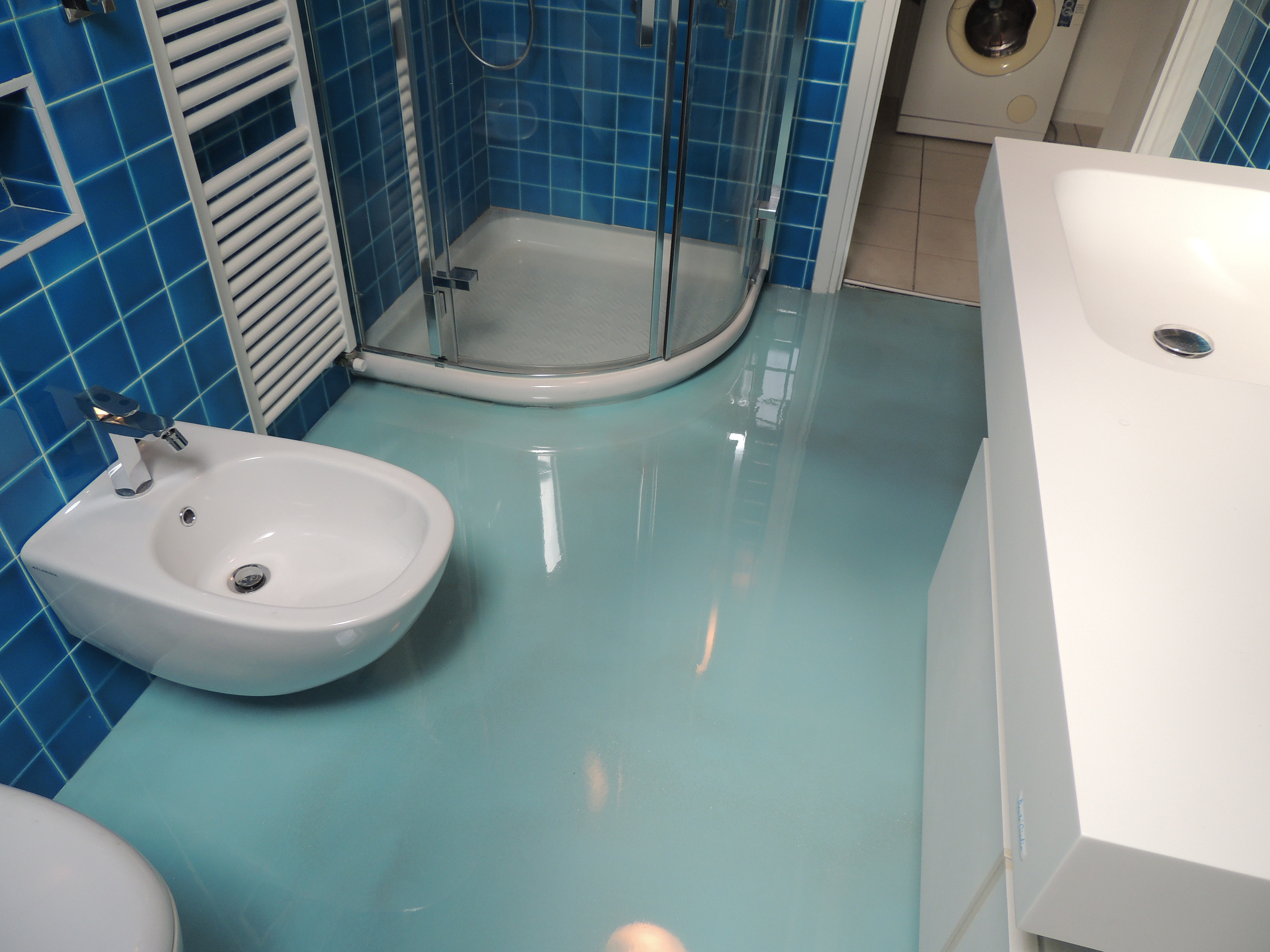 Bagno beige e azzurro: bagno in camera design acquamarina foto di ...