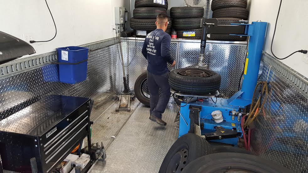 S.O.S Mobile Tire Service Truck Tire , Car Tire Service 24 Hours