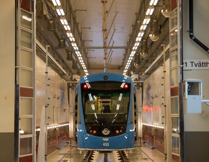 Vikport glasad med gångdörr till tåg och tunnelbana