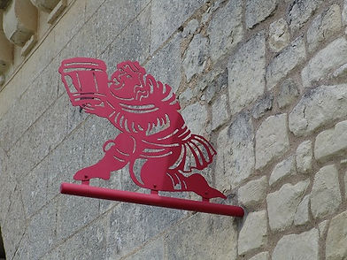 Le Puy_moine buveur_figure des viticulteurs ©Commune du Puy-Notre-Dame.jpeg