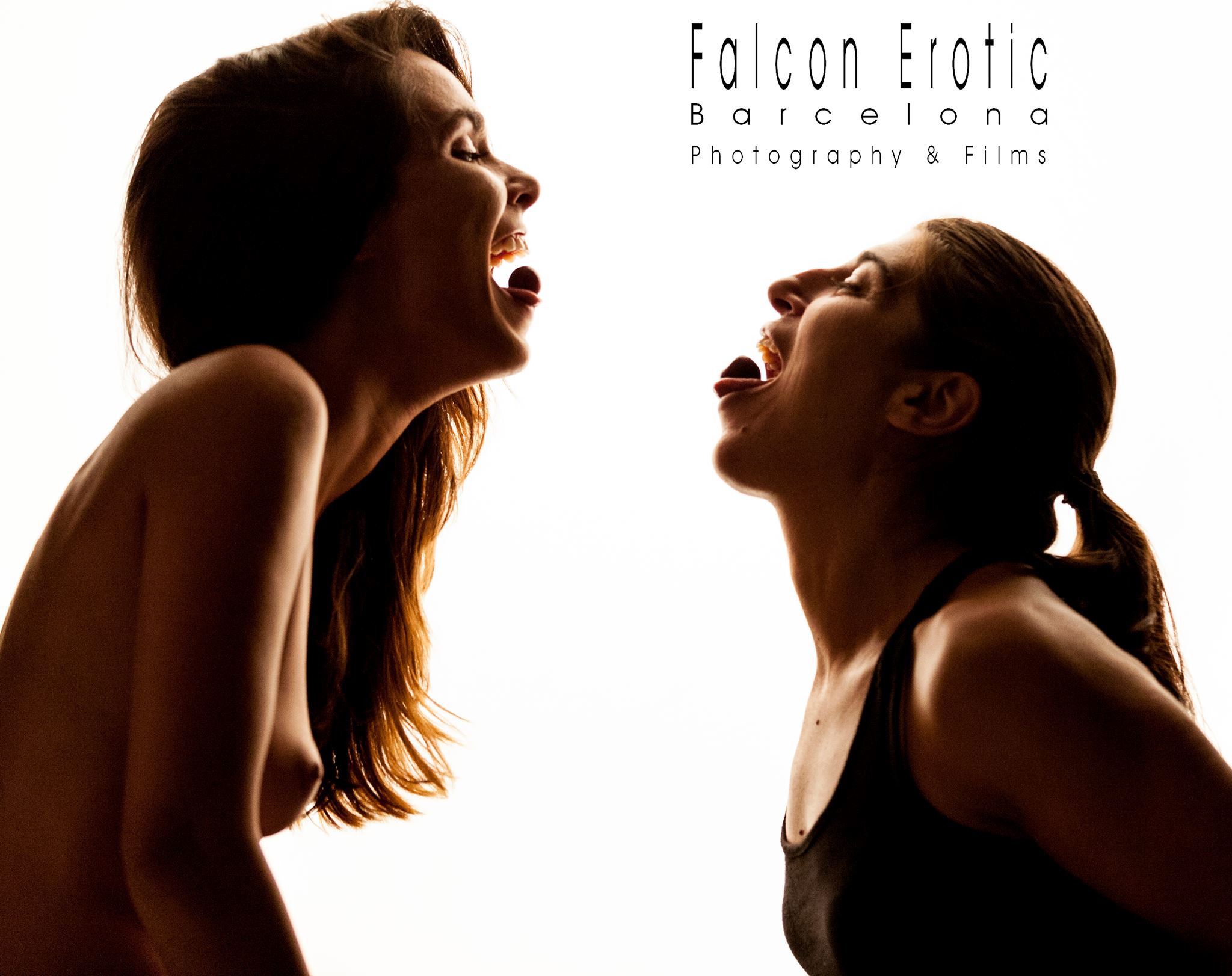 Mujer desnuda jugando en una sesión de fotos erotica