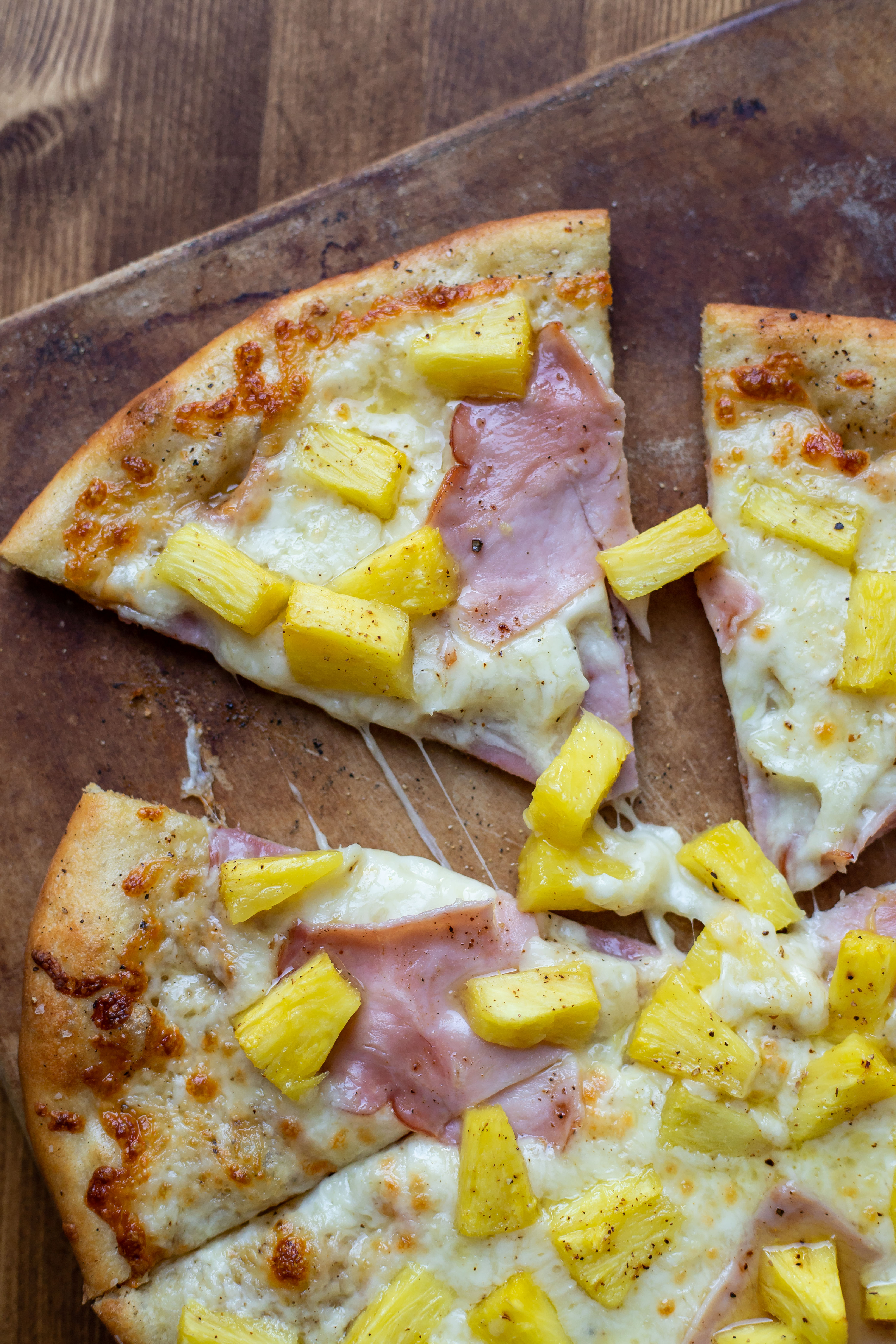 Hawaiian Pizza with Olive Oil Base Hawaiian Pizza with Olive Oil Base