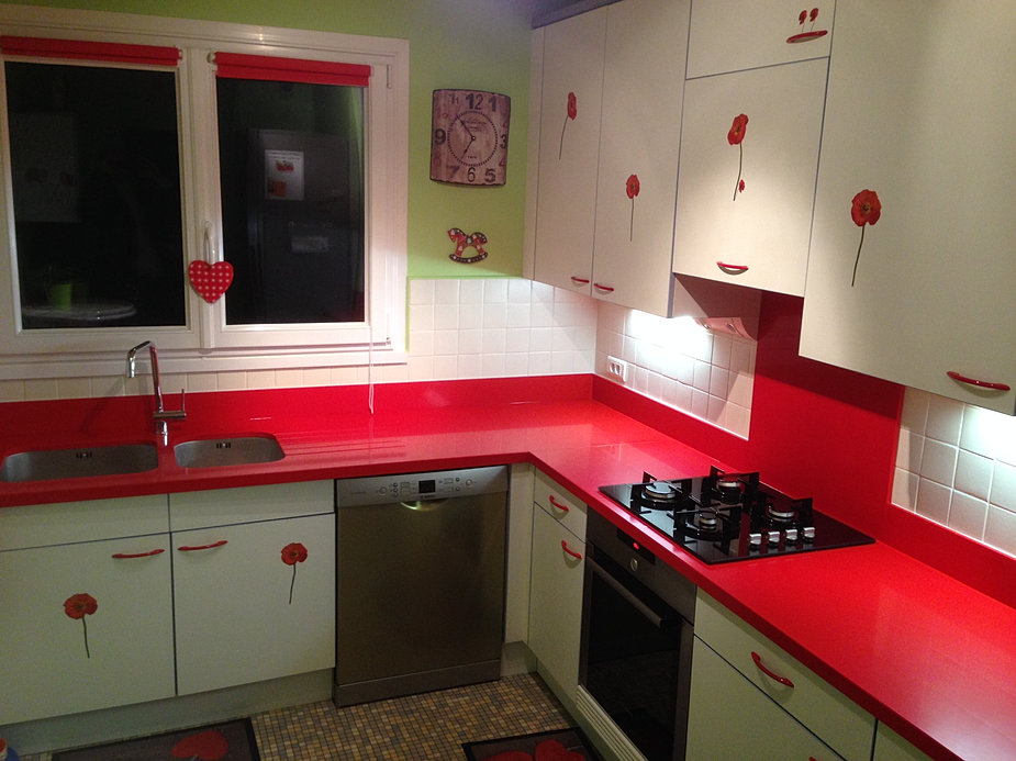 Chaise Cuisine Fer : plan de cuisine en Quartz rouge Chaise Cuisine Fer : plan de cuisine en Quartz rouge