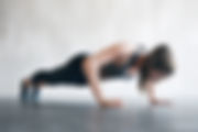 Mädchen tun Push-ups