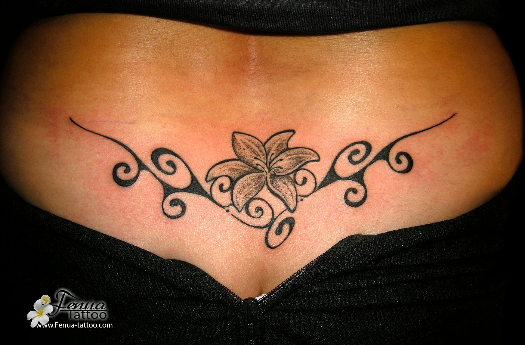 Tatouage Fleur Bas Du Dos Tatouage Bas Du Dos Fleur