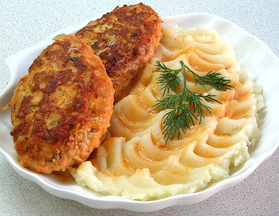 Картинки по запросу Борщ пюре с котлетой с огурцом и компот