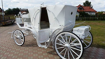 weiße Hochzeitskutsche geschlosen