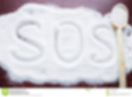 le-mot-sos-écrit-sur-un-sucre-couvert-et