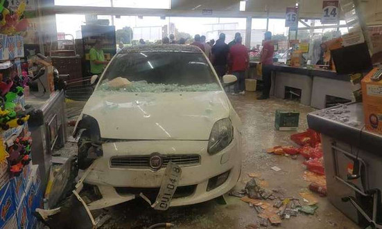 Motorista Invade Mercado com Carro em Águas Claras
