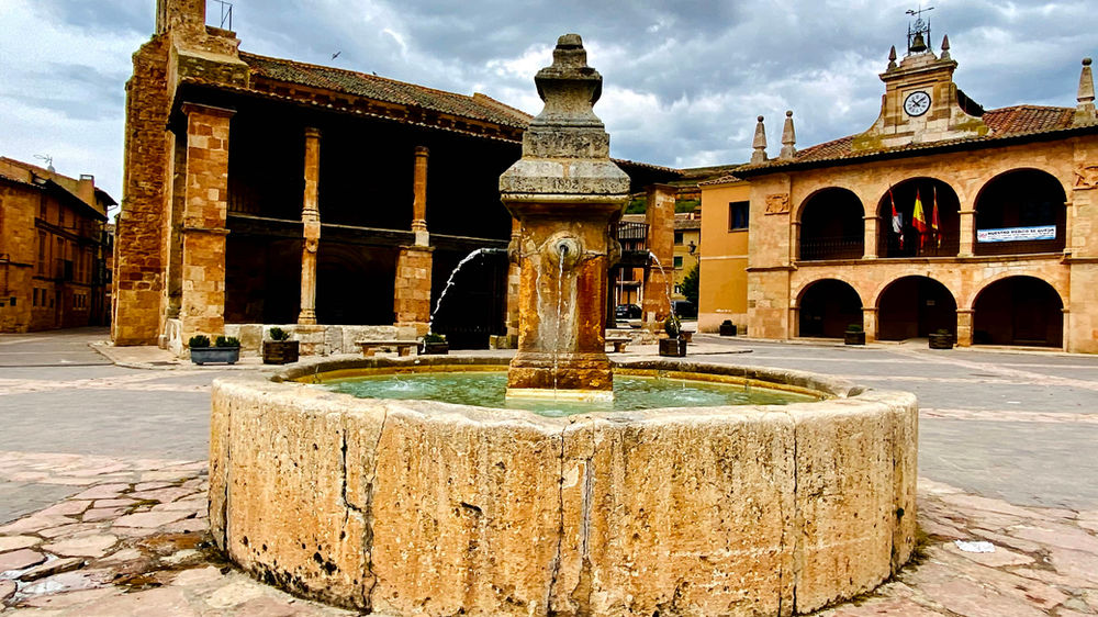 Viaje al coraz�n de nuestros pueblos: las plazas m�s emblem�ticas de Castilla y Le�n