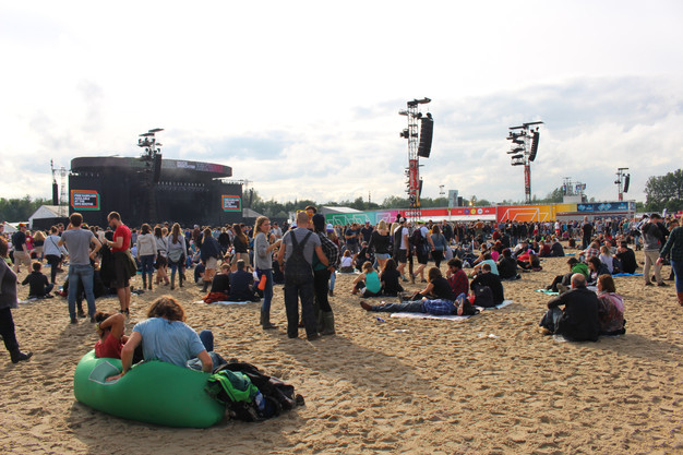 ></p><p>Comemos e fomos ver Jake Bugg, que fez um show cheio de músicas novas embaixo de chuva. Enquanto assistíamos no meio da galera, percebemos que na frente existiam dois tipos de grade que dividiam o público, e que a parte da frente estava bem vazia. Fomos entender como funcionava, e como não existia área VIP paga, eles apenas tinham controle de quantas pessoas podiam ficar bem na frente do palco, o que era uma maravilha!! Bastava chegar antes do show e entrar em uma das áreas, quando dava a lotação máxima eles fechavam e dava para ver os artistas muito de pertinho sem muvuca! </p><p><img width=