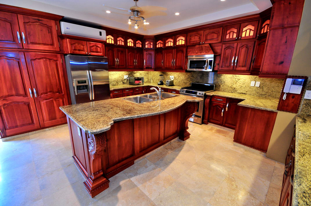 Cocina con mueble de cedro y cubiertas de granito Italiano e Isla de Cocina con mueble de cedro y cubiertas de granito Italiano e Isla de