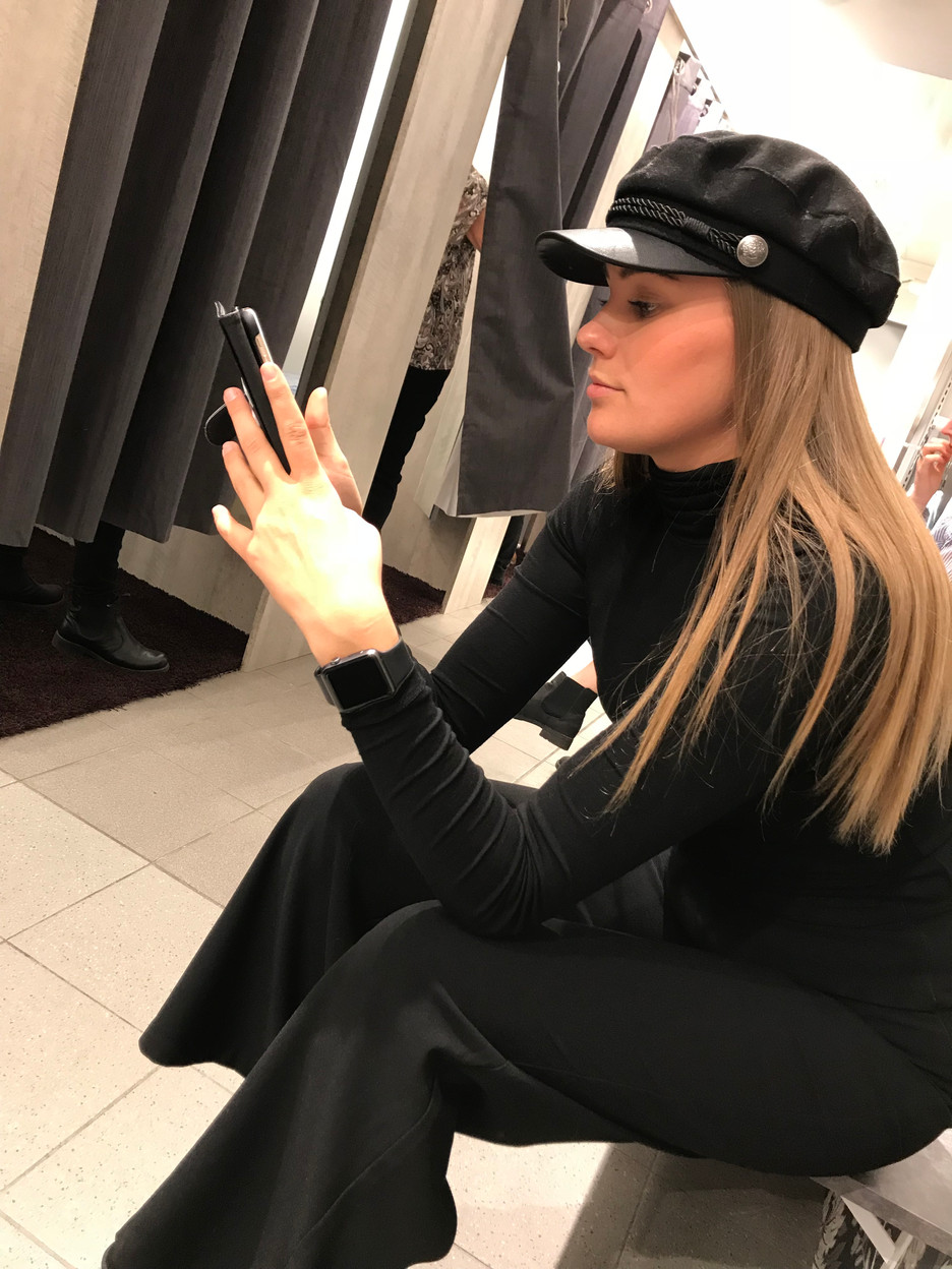 Väntar på att Annika ska bli klar i provhytten