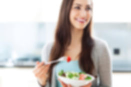 mulher-comendo-frutas.jpg