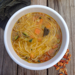 Sopa de verduras con noodles