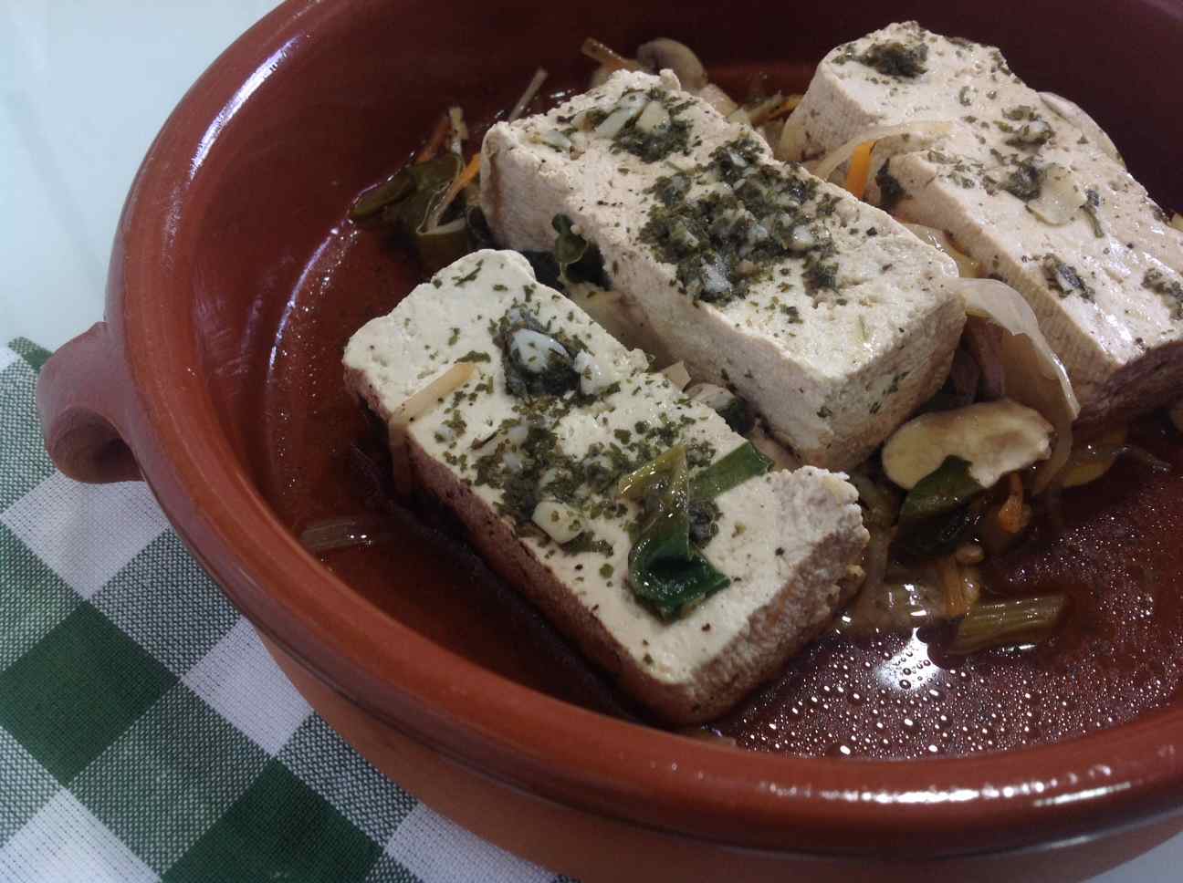 Papillotes de Tofu en cama de verduras