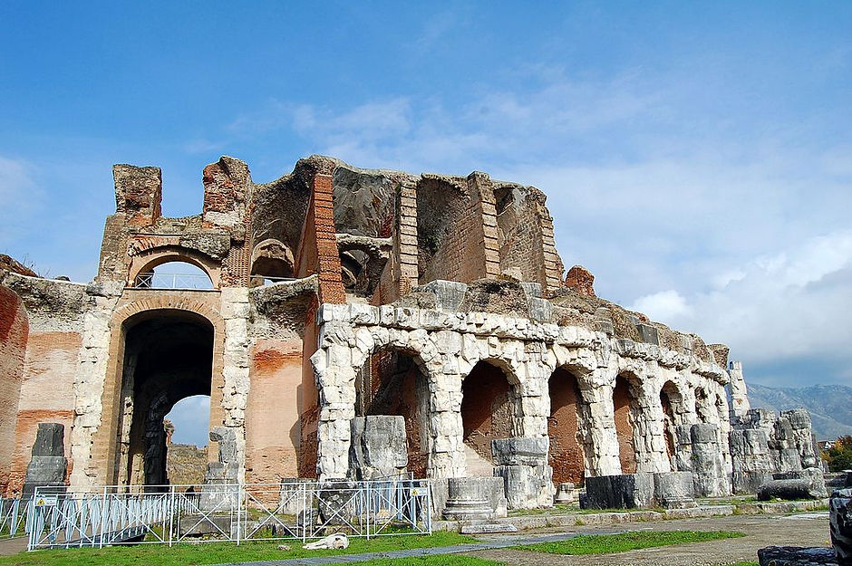 1024px-The_Amphitheatre_of_Santa_Maria_Capua_Vetere_004.jpg