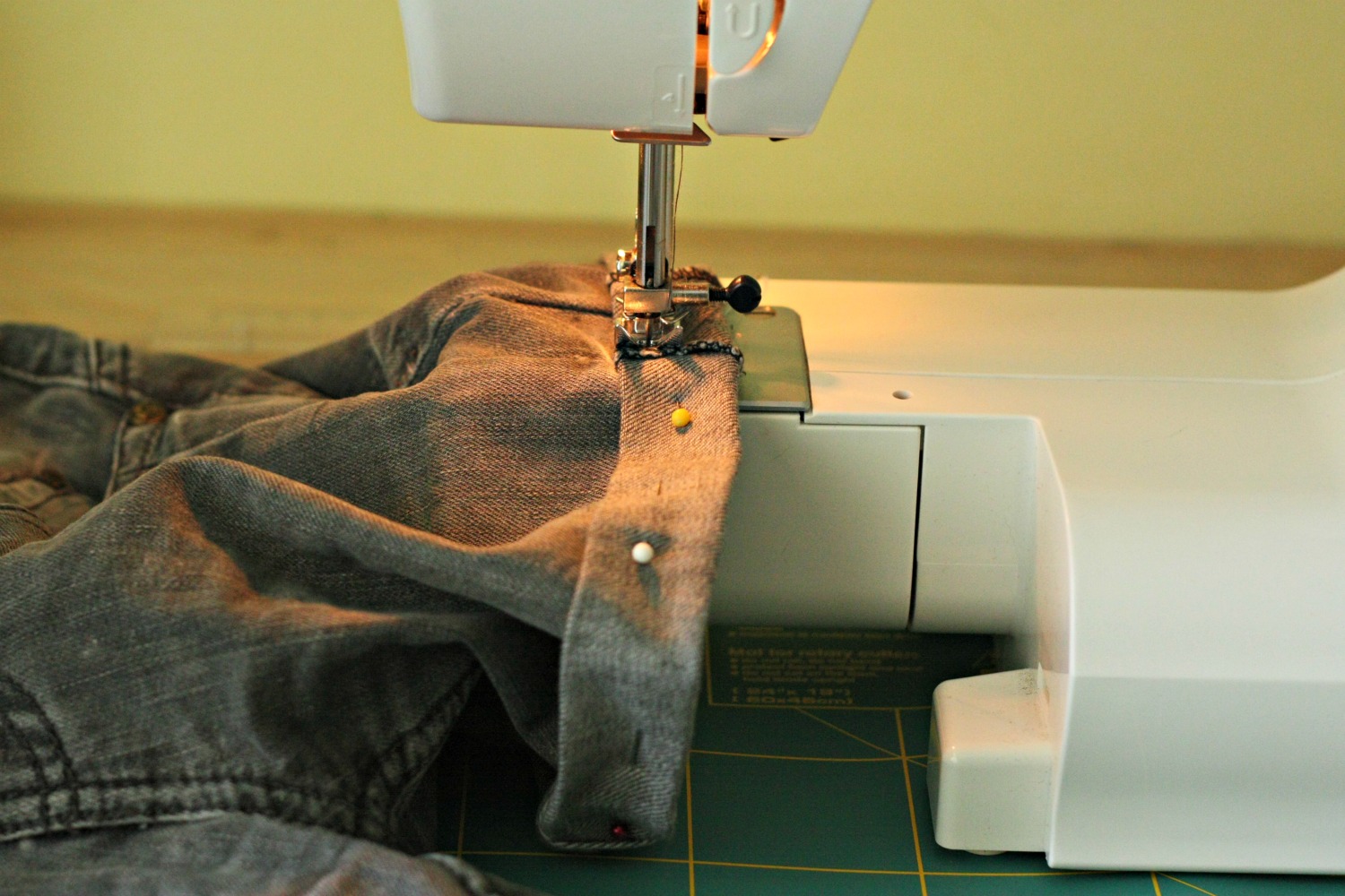 Pantaloni scurti din blugi vechi Pantaloni scurti din blugi vechi