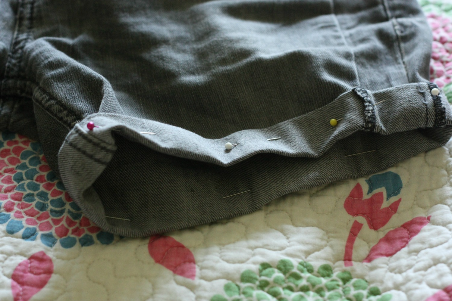 Pantaloni scurti din blugi vechi Pantaloni scurti din blugi vechi
