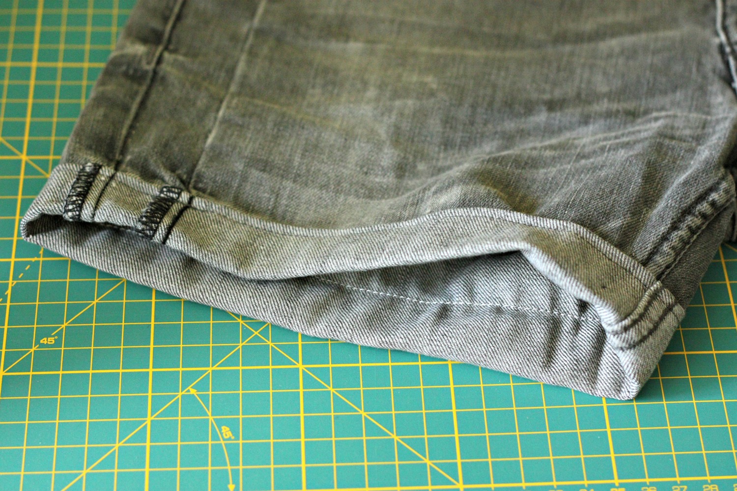 Pantaloni scurti din blugi vechi Pantaloni scurti din blugi vechi