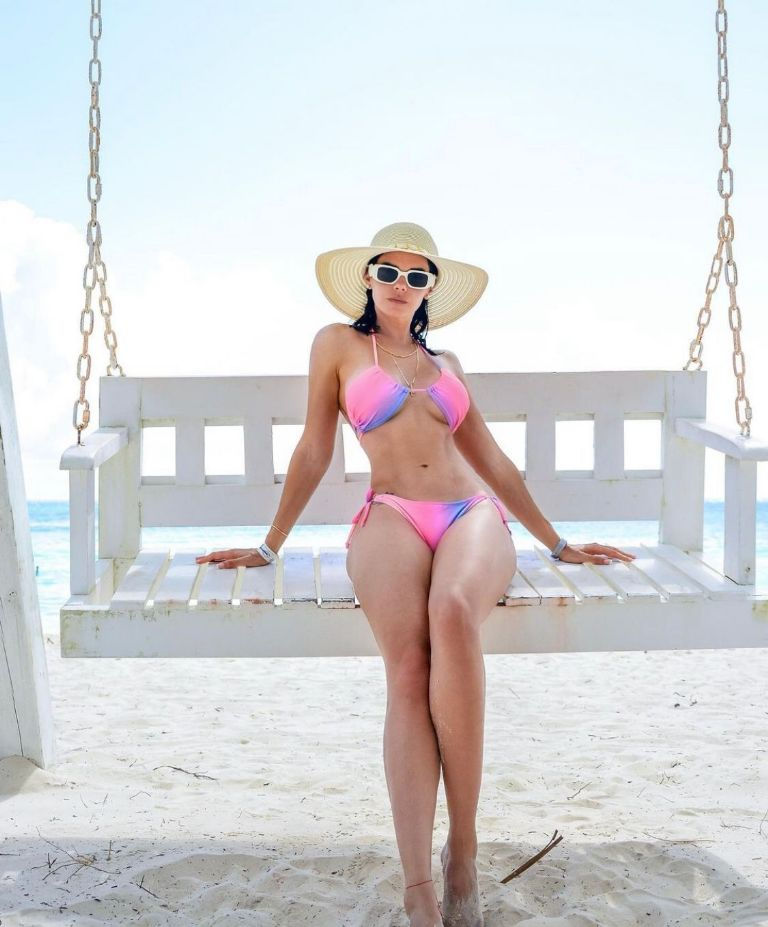 LIVIA BRITO ELEVA LA TEMPERATURA CON ATREVIDO MICRO BIKINI DESDE LA PLAYA