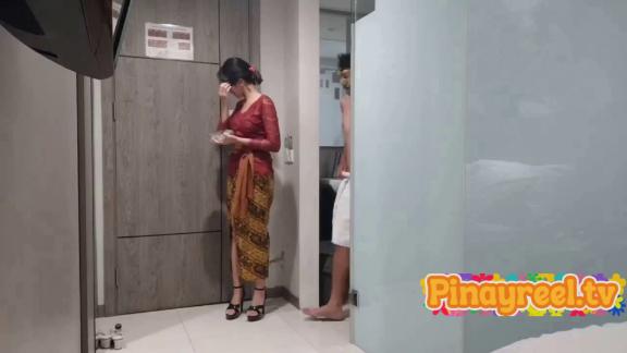 This dude kinantot nya ang hotel staff