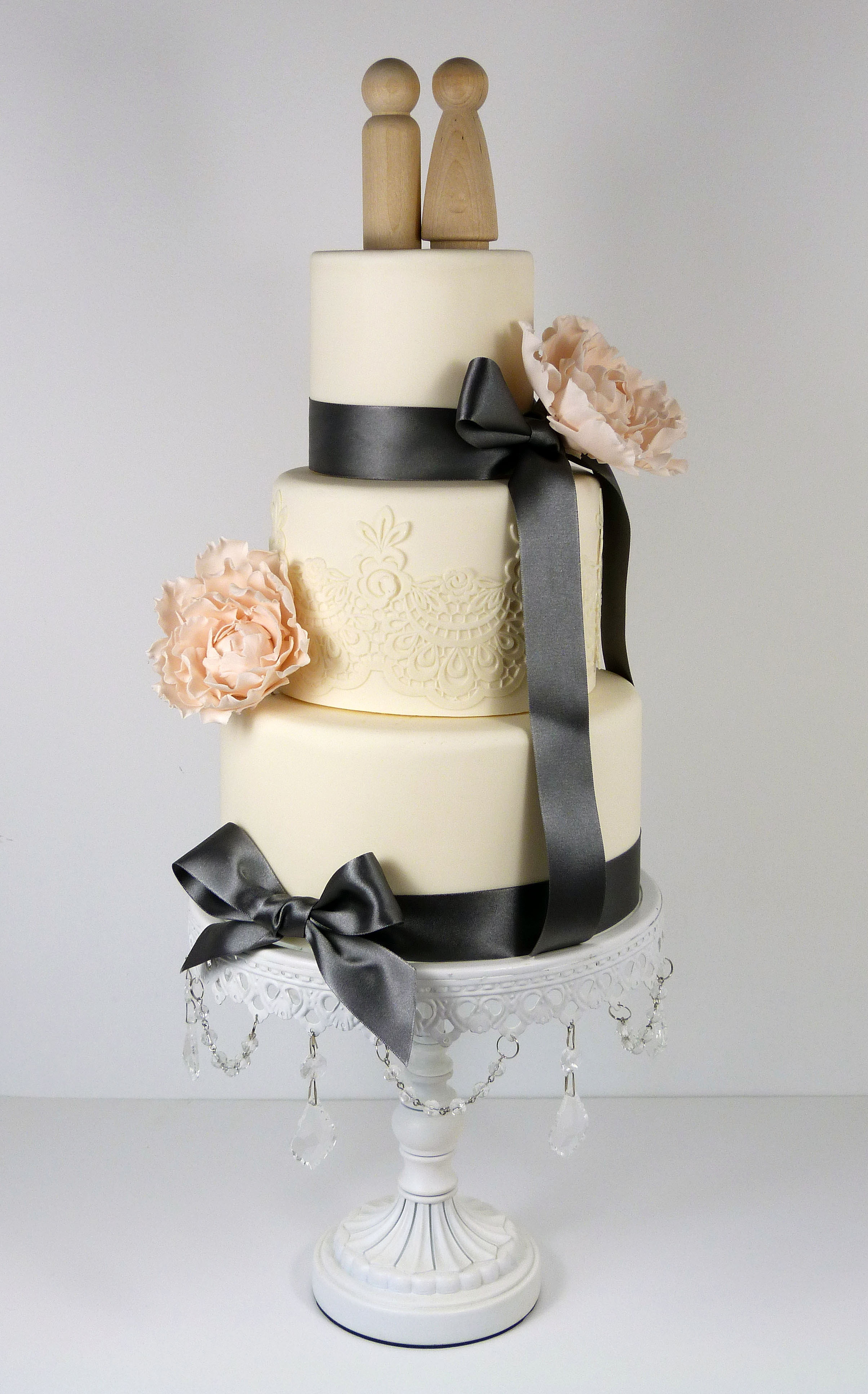 Cake decorating classes scotland bespoke cakes for all occasions Bride and Groom Wedding Cake