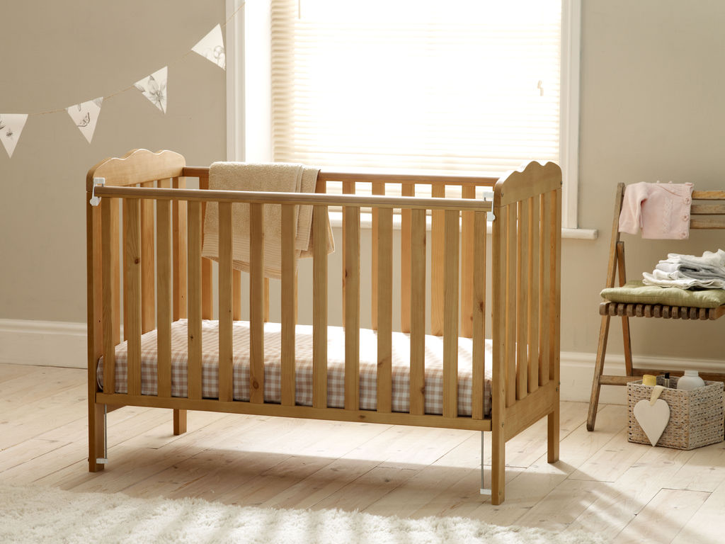 Shaker Style Solid Pine Wooden Cot Bed Adjustable Base Teething Rails