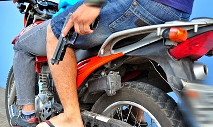 Resultado de imagem para assaltantes em motos