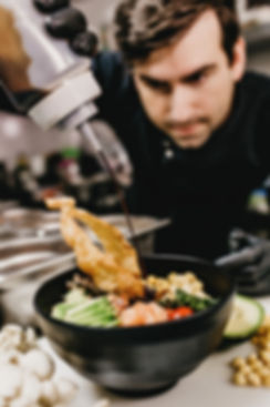 Chef dressing salad - Unsplash - jonatha