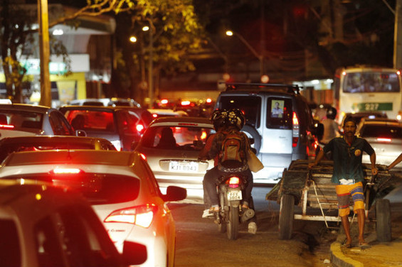 Resultado de imagem para fotoengarrafamento transito goiania goiania
