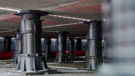 BUZON® regulējamos pjedestālus – izturīgs risinājums līdzenām virsmām un ērtai drenāžai. Piemērots flīzēm un dēļiem.