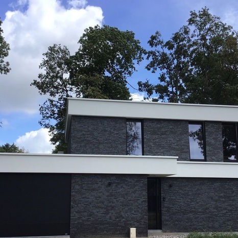 Moderna divstāvu māja ar tumša klinkera apdari